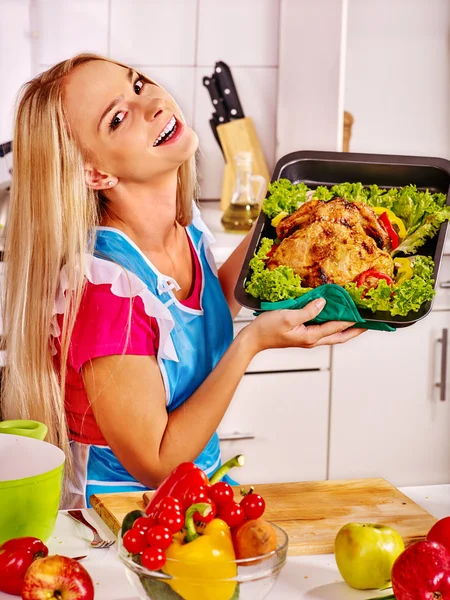 Kvinnan matlagning kyckling på kök. — Stockfoto