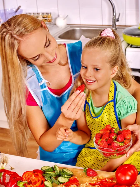 Μητέρα διατροφή παιδιών στην κουζίνα. — Φωτογραφία Αρχείου