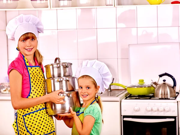 Děti, vaření v kuchyni. — Stock fotografie