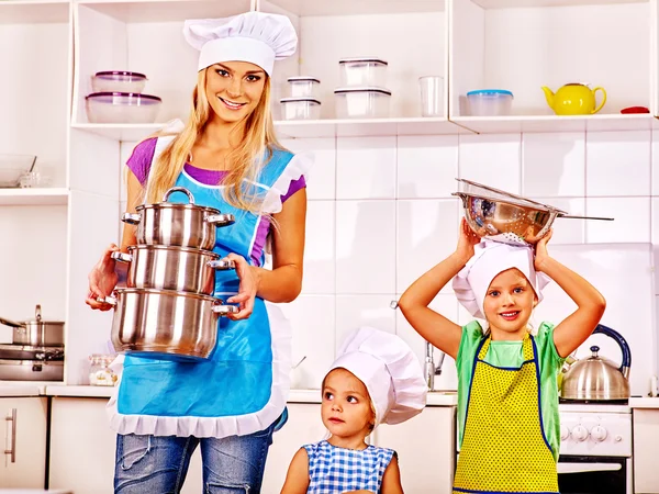 Mutter und Tochter kochen in der Küche. — Stockfoto