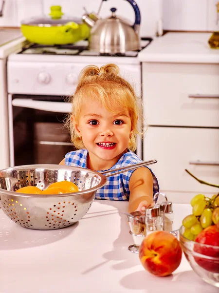 Bambino con pasta mattarello — Foto Stock