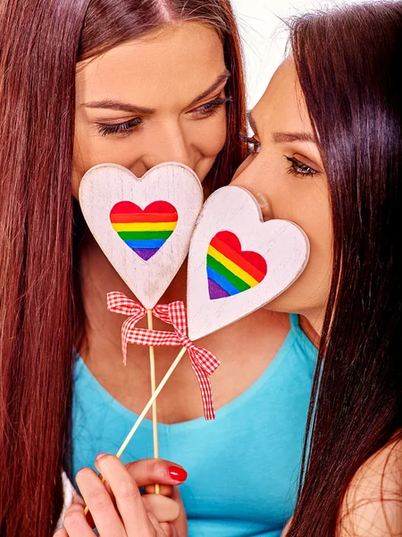 Duas mulheres lésbicas com corações — Fotografia de Stock