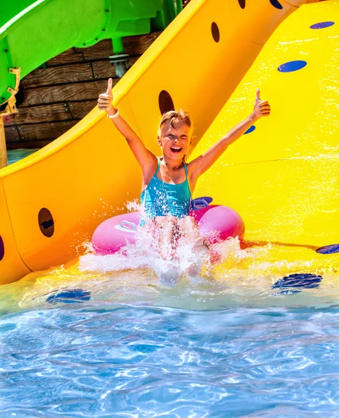 Kind auf Wasserrutsche im Aquapark. — Stockfoto