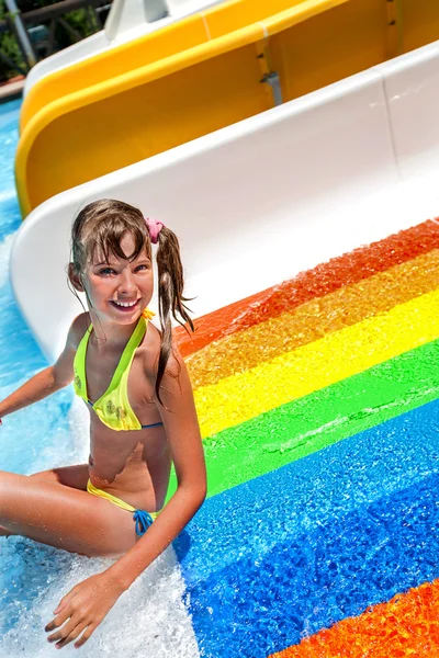 Kind in bikini glijden waterpark. — Stockfoto