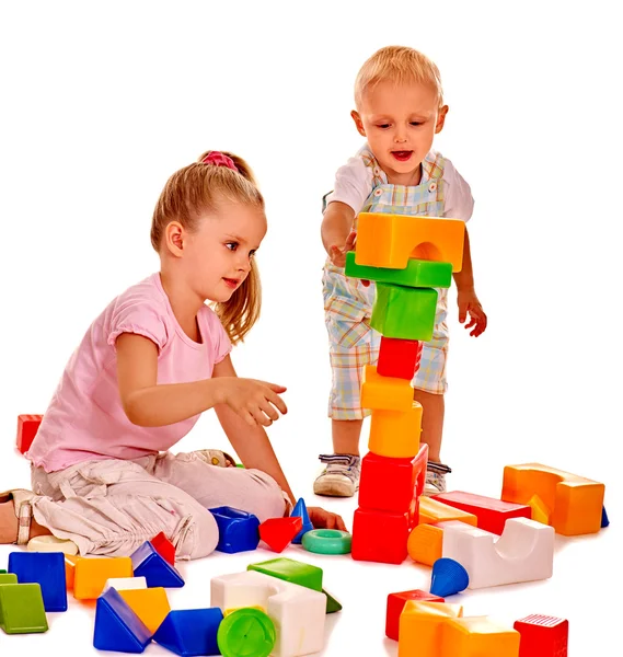 Les enfants jouent blocs de construction . — Photo