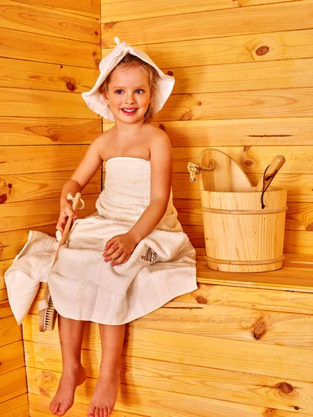 Criança relaxante na sauna . — Fotografia de Stock