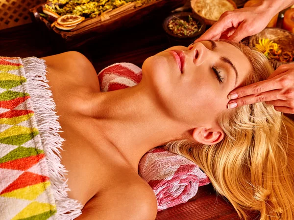 Femme obtenir massage facial  . — Photo