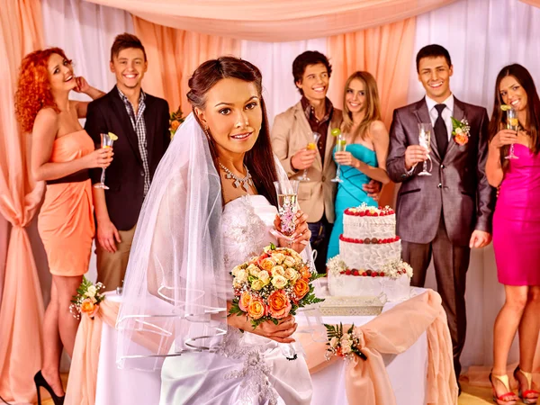 Групповые люди за свадебным столом . — стоковое фото