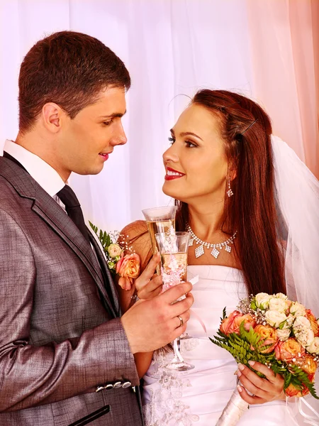 Wedding couple holding flowers. — Stock Photo, Image