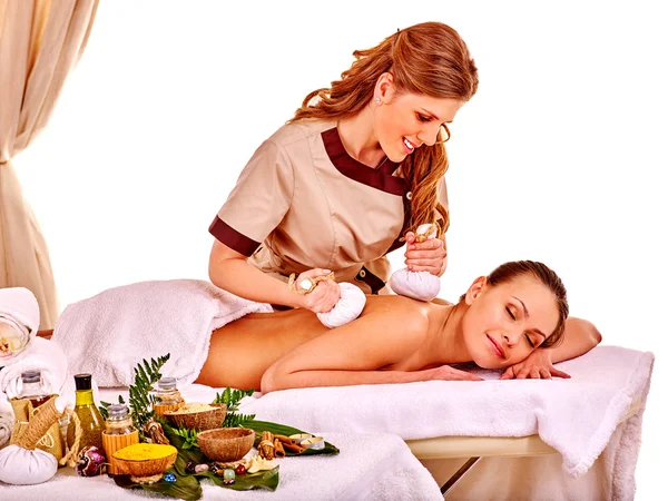 Vrouw krijgen kruiden bal massage — Stockfoto