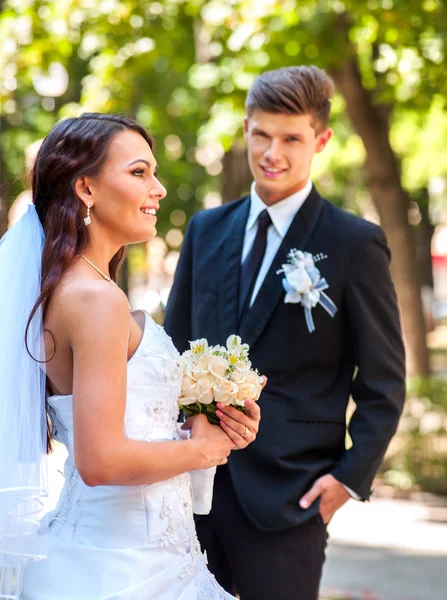 Noiva e noivo com flores ao ar livre . — Fotografia de Stock