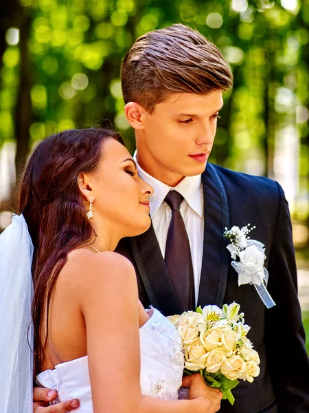 Novia y novio con flores al aire libre . — Foto de Stock