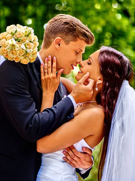 Mariée et marié avec des fleurs en plein air . — Photo