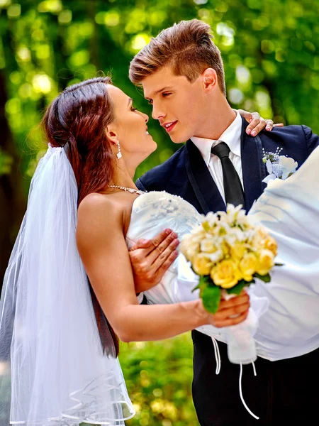 Жених и невеста с цветами на открытом воздухе . — стоковое фото