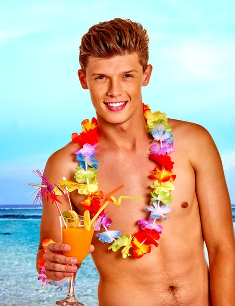 Man with cocktail at Hawaii wreath beach. — Stock Photo, Image