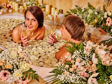 Çift çiçekler ile Spa'da rahatlayın.