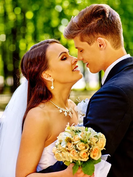 Nevěsta a ženich s květy, venkovní. — Stock fotografie