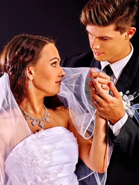 Casal vestindo vestido de noiva e traje . — Fotografia de Stock