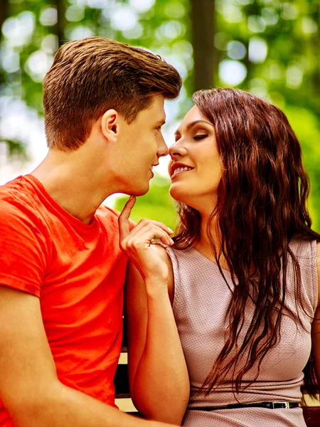 Pareja en el parque en el banco . — Foto de Stock