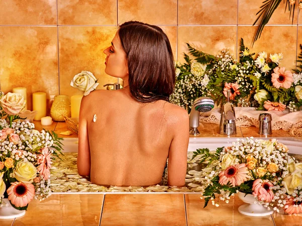 Mujer en spa de lujo . —  Fotos de Stock