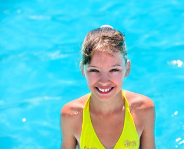 Sarı bikini yüzme havuzunda evlat