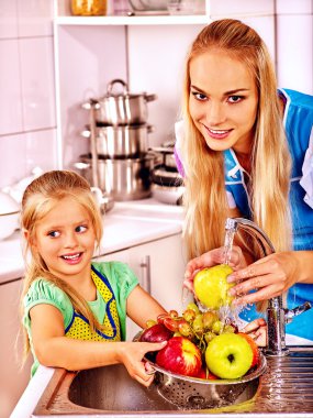Çocuk ile anne meyve mutfak, yıkama.