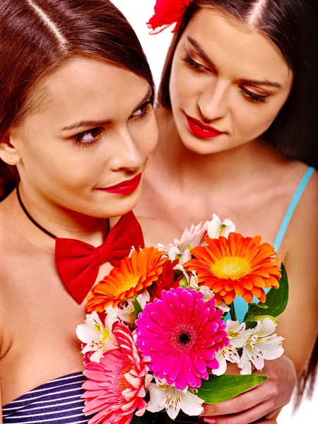 Две сексуальные лесбиянки с цветами . — стоковое фото