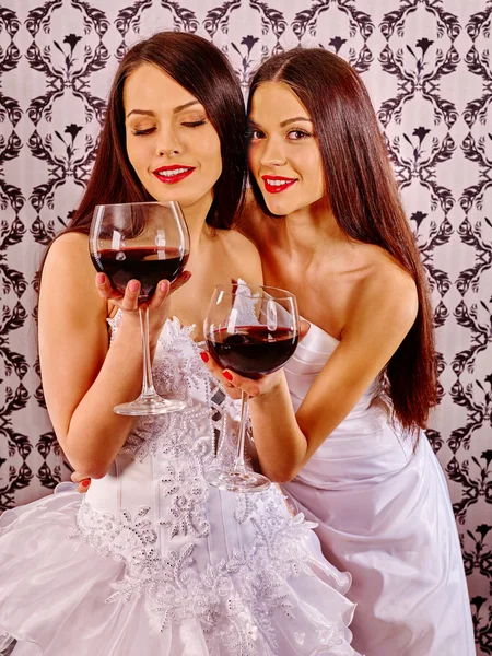 Dos mujeres lesbianas sexy con vino tinto . — Foto de Stock