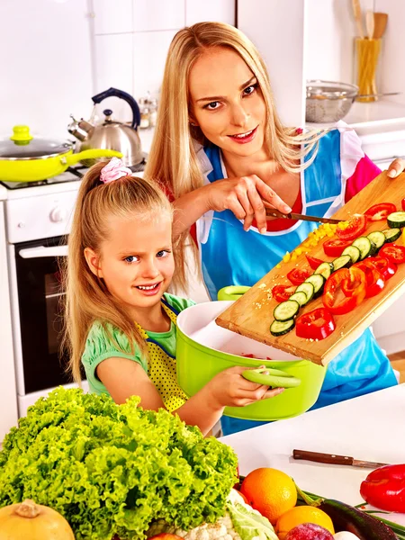 Moeder en dochter koken in de keuken. — Stockfoto