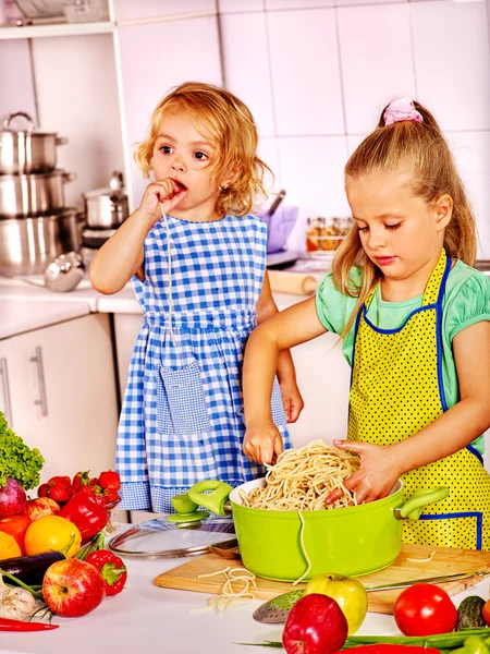 Los niños comen espaguetis . — Foto de Stock