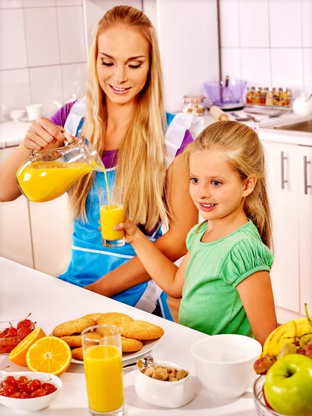 Família toma café da manhã com criança na cozinha . — Fotografia de Stock