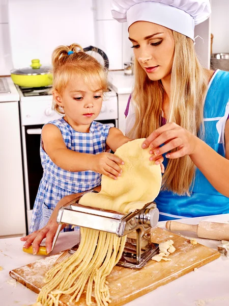 Mutter und Kind machen hausgemachte Nudeln. — Stockfoto