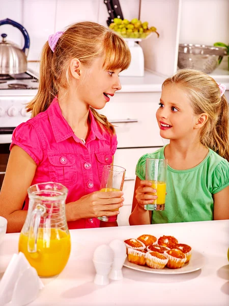 Barnen ha frukost i köket. — Stockfoto