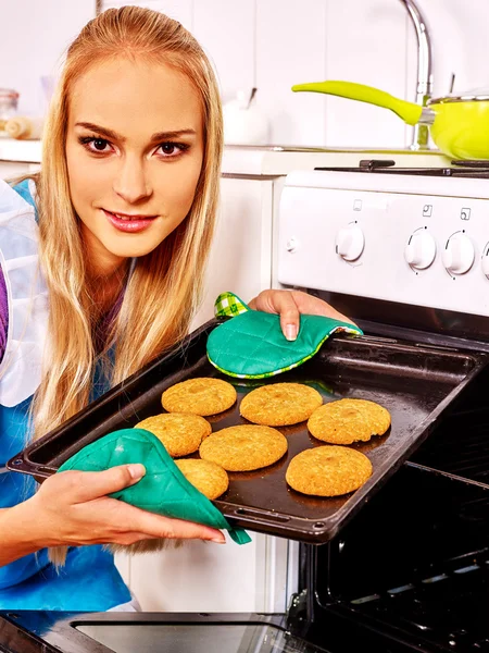 Mulher faz biscoitos — Fotografia de Stock