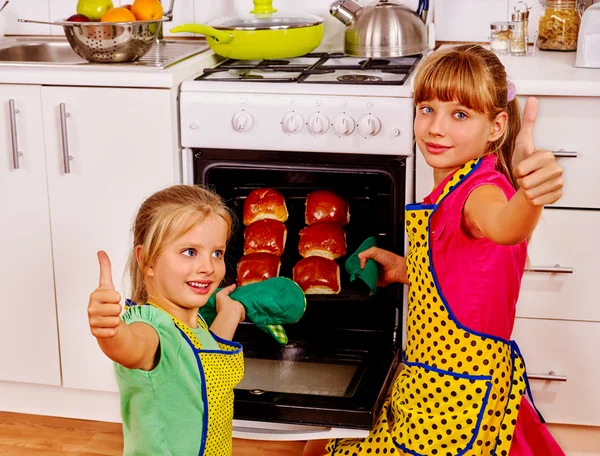 Children bake chocolate buns — Stock Photo, Image