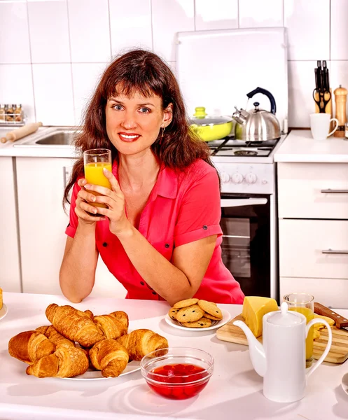 Mulher toma café da manhã na cozinha . — Fotografia de Stock