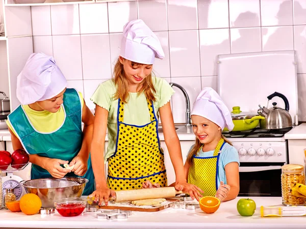 I bambini cuociono biscotti . — Foto Stock