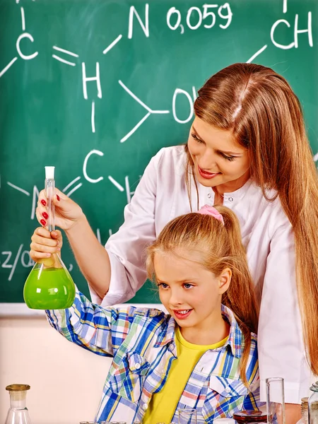 Criança em aula de química . — Fotografia de Stock