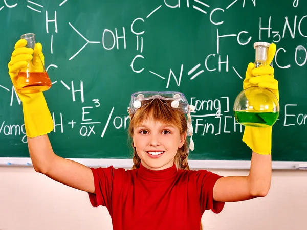 Kind in scheikunde klasse. — Stockfoto