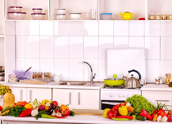 Interior da cozinha com legumes . — Fotografia de Stock