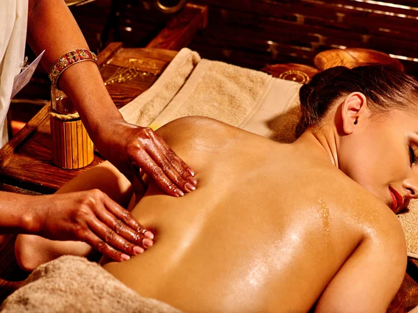 Young woman having oil Ayurveda spa treatment. Back. — Stock Photo, Image