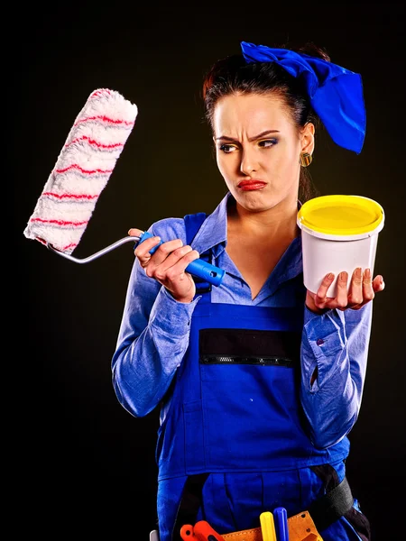 Mujer constructora con lata de pintura — Foto de Stock