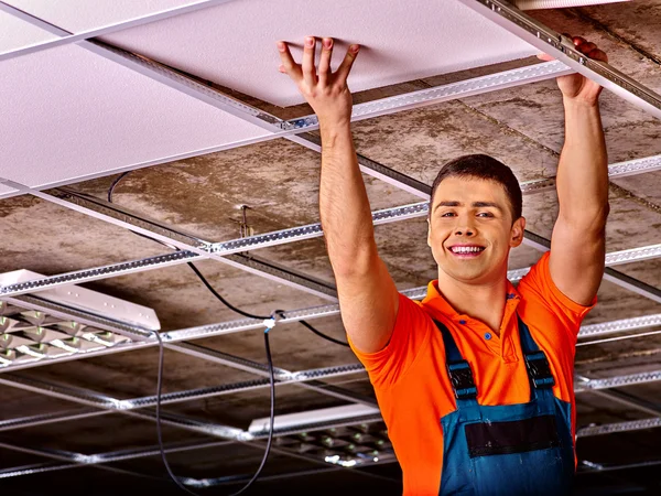 Homem instalando teto suspenso — Fotografia de Stock