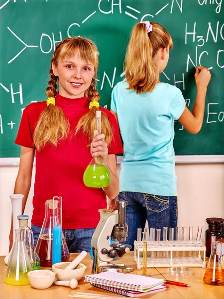 Kind im Chemieunterricht. — Stockfoto