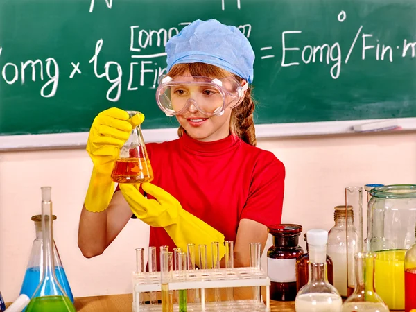 Kind in scheikunde klasse. — Stockfoto