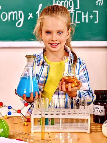 Enfant en classe de chimie . — Photo
