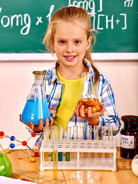 Niño en clase de química . —  Fotos de Stock