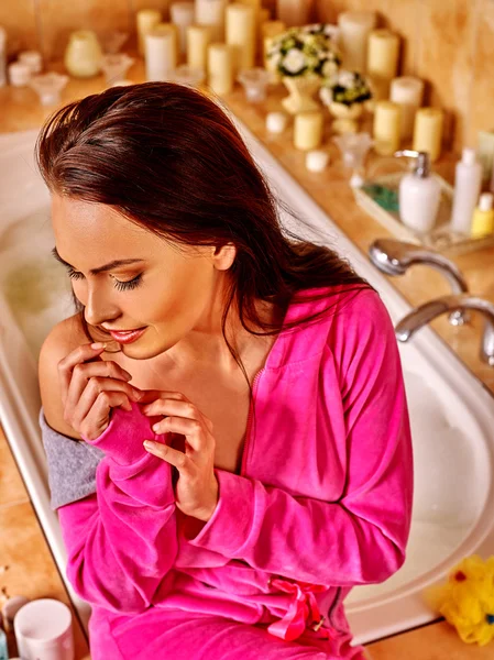 Frau entspannt sich im heimischen Bad — Stockfoto