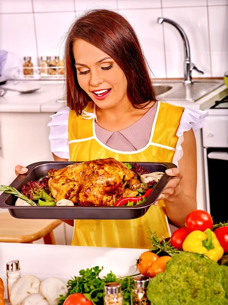 Frau kocht Hühnchen in Küche. — Stockfoto