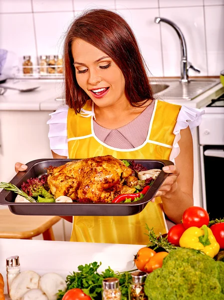 Koken Kip vrouw in kitchen. — Stockfoto